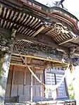 拝殿の彫刻虹梁や蟇股の龍・鳳凰・草木、木鼻の獅子などの彫刻がされている