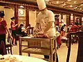 切っている最中の北京ダック、北京前門本店