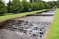 カスケード・ハウスから階段上に水が流れてくる