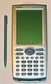 Casio ClassPad 300 はタッチスクリーン式の電卓である。