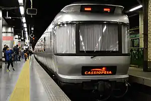 上野駅13番線ホームで出発を待つ｢カシオペア｣
