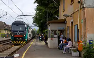 カストローンノ駅に停車中の電車