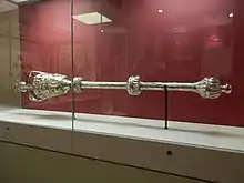  権力を象徴するメイスという王笏