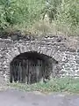 岩を掘って作られたカーヴ