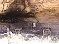 洞穴や大きな岩のくぼみや「ひさし」を利用して野営する方法もある。この写真はアメリカのカウボーイたちのかつてのキャンプ場所（ユタ州、en:Cave Springs Cowboy Camp）