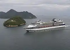 来島海峡中水道を航行するセレブリティ・ミレニアム（後方は中渡島）