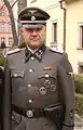陸軍型のSS将校制服（SS将校役を務めるポーランドの俳優ツェザリ・ザック（ポーランド語版））。