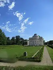 1775年、ルイ16世の弟アルトワ伯爵が古びた建物を購入し1777年に新築したのがバガテル城と庭園。凡そ100日以内で同城が完成するか義姉マリー・アントワネットはアルトワ伯と賭けをし、アルトワ伯が勝った。