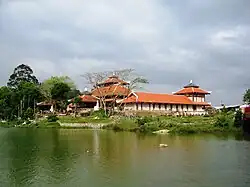 トゥイリエム湖畔から望むファットロン寺