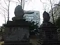 かつて園内にあった屯田兵招魂之碑（右）