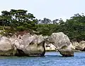 小藻根島南端に存在した高さ約5メートルの「長命穴」。遊覧船で通り抜けると寿命が3年延びるとされた観光の名所であったが、東北地方太平洋沖地震によって崩壊した