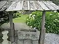 右の手水石