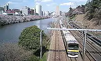 中央本線の複々線区間(飯田橋駅 - 市ケ谷駅間)左側2線が緩行線、右側2線が快速電車が走る急行線