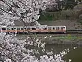 飯田橋駅 - 市ケ谷駅間の外堀の横を走る