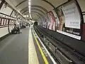 南行ホーム、北を見る
