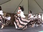 踊りを楽しむチャモロの女性