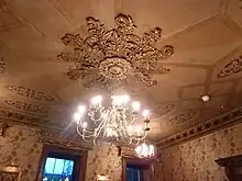 シーリング・ローズ（英語版）。ローマ時代、バラの花を天井につるした宴会の内容は口外してはならないという習慣から。