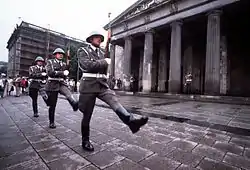 ノイエ・ヴァッヘで行われていた国家人民軍のフリードリヒ・エンゲルス衛兵連隊による衛兵交代式（1989年）