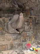 各小祠堂に設けられた樋口の装飾左: ゾウ（北）。右: ライオン（南）。