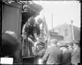 1916年の大統領選挙において、シカゴのユニオン駅に停車中の列車で支持者と握手する大統領候補のチャールズ・エヴァンズ・ヒューズとその妻