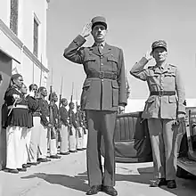 フランス陸軍の挙手の敬礼（中央の人物はシャルル・ド・ゴール）
