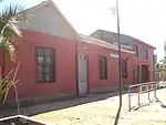Colegio de la Preciosa Sangre de Pichilemu（英語版）(左)とColegio Charly's School（英語版）(右)。両校ともピチレムにある準私立校である。