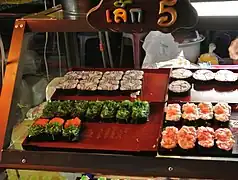 タイの夜市の屋台寿司(1個5バーツ)