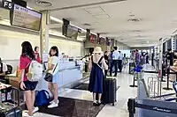 チェックインカウンターで受託手荷物を預ける
