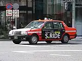 車体下部に広告を掲出した例（チェッカーキャブ無線）