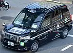 車両の前後に社名表示灯を設置した例(トヨタ・ジャパンタクシー、チェッカーキャブ・境交通)