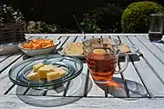 フロマージュ、クラッカー、クラッカーに塗るヌテラらしきもの、スナック菓子、紅茶(フランス)