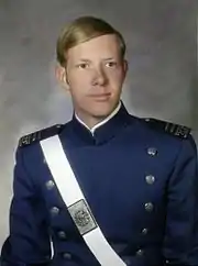 空軍士官学校の制服。モデルは卒業時のチェズレイ・サレンバーガー（1973年）