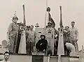 金門島の防衛施設を視察した蔣介石(1956年)。文官が着用しているのは中山服。左上の軍人の軍服は米軍の作業服風。
