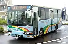 印旛学園線移管と同時にちばグリーンバスから移籍した308号車(旧・ちばグリーンバスCG-154号車)(既に廃車済) と代走する235号車