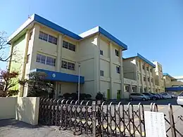 現高浜海浜小学校。元高浜第三小学校の校舎である。