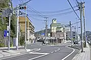 県民の森交差点（終点）にて、左奥に伸びる道路が本路線（2023年4月）