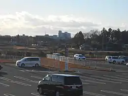 ユニモちはら台の駐車場と、駐車場からみえる千葉労災病院。