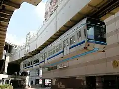 1次車。前面左側の窓に幕式の行先表示器を備え、車両側面には行先表示器を持たない。車体は無塗装。
