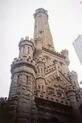 正面より見上げるウォーター・タワー