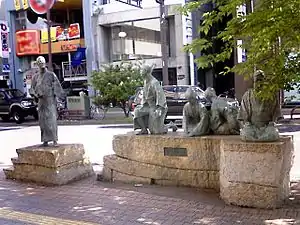 『父帰る』の銅像菊池寛通りにて