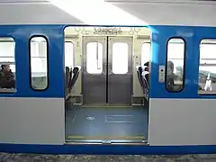 車内（上）客用ドア撤去部分（中）半自動時開閉ボタンと点字ブロック（下）