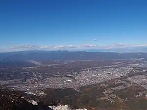 頂上より秩父盆地を望む