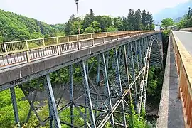 下り線の橋より2代目の橋を望む。