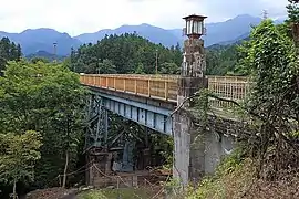2代目の橋の延長部分に架かるプレートガーダー橋。