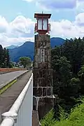 甲府方、上流側に設置されている親柱。