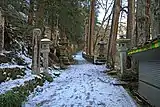 三峰山登山道。橋袂より三峯神社方向を望む。