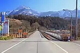 左岸側橋詰より望む。奥の山は武甲山。
