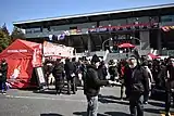 メインスタンド前の売店を見る