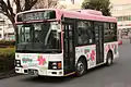 貸切車両302号車ゆうゆうバス1系統「さくら号」いすゞ・エルガミオ(7m車)、熊谷駅にて