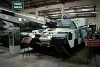 ソミュール戦車博物館のチーフテン。市街戦用の『ベルリン迷彩』が施されている。